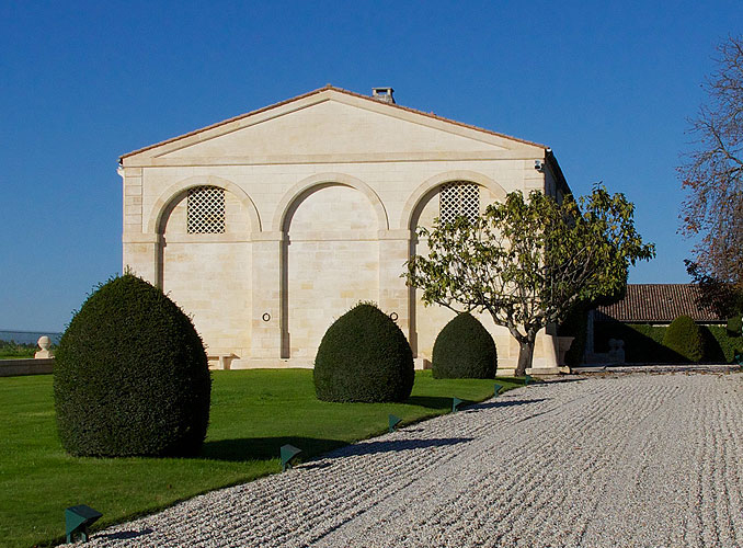 木桐酒庄前富有禅意的大道(图片来源:www.chateau-mouton-rothschild.