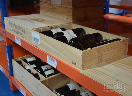 关于葡萄酒的年份，                            		                                ABSTRACT：                                When buying wine, it is critical to check the vintage , the year of harvest labeled on the bottle. As climate differs each year, each vintage would have a different grape growing condition.                            	                                                <p>选购葡萄酒时，
