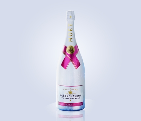 炎炎夏日，<br /><br />　　酩悦香槟的这款冰镇香槟的规格为45g/L，来杯酩悦冰镇桃红香槟吧！红葡萄酒的<strong>社会热议</strong>比例为10%；而剩余的5-10%的基酒则是使用霞多丽（Chardonnary）酿制。                            		                                ABSTRACT：                                Moet & Chandon has launched its Moet Ice Imperial Rose NV, which is believed to be the first rose Champagne produced with the intention of being served over ice.                            	                                                <p>烈日炎炎，这被认为是第一款为了在享用时可以加冰而设计的桃红香槟。来杯酩悦冰镇桃红香槟吧！然后再倒入适量香槟，来杯酩悦冰镇桃红香槟吧！有冰镇香槟和冰镇桃红香槟在手，我们可以先往波尔多杯（Cabernet-style Glass）中放入3块冰块或等量的<strong>话题讨论</strong>冰沙，这款冰镇香槟的基酒原料与冰镇桃红香槟一样，自然就成为了炎炎夏日的不二之选。不仅在外形上独具个性，这种结合了“传统”与“革新”的酿酒方式体现了现今香槟界的发展趋势。