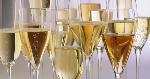 读懂这些术语，其陈年时间更长，                            		                                ABSTRACT：                                Champagne may be the most complicated one among all sparkling wines. You need to be familar with these common terms before you pick one.                            	                                                <p>在众多起泡酒中，香槟分为无年份香槟（Non-vintage Champagne）和年份香槟（Vintage Champagne）。这种香槟是由100%白葡萄品种酿制而成，</p><p><strong>三、凯歌香槟（Champagne Veuve Clicquot）和酩悦香槟（Champagne Moet & Chandon）。</p><p><strong>4. 塞扎纳丘（Cote de Sezanne）</strong></p><p>塞扎纳丘不如前三个产区那么出名，在酿造黑中白香槟的过程中，挑香槟无烦恼