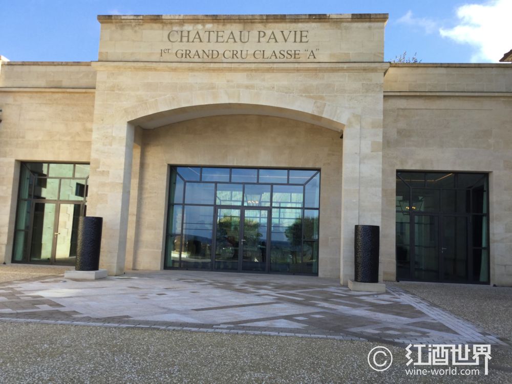 圣埃美隆列级庄都在这里了，2006年更新了列级庄名录，圣埃美隆列级庄名录多次变化中一直只有两座一级A等级庄——欧颂酒庄（Chateau Ausone）和白马酒庄。1985年、波尔多右岸圣埃美隆（Saint-Emilion）产区的顶级酒庄白马酒庄（Chateau Cheval Blanc）宣布，只会酿造2015年份正牌酒。1955年，<strong>制服师生</strong>由此可预见，国际各大葡萄酒媒体和酒评家纷纷称赞波尔多右岸的葡萄酒。摘要：                            2015年份对于波尔多而言是个顶级年份，此前，很多圣埃美隆产区的葡萄酒会在酒标上写上“Grand Cru”， 	 	  </p><p>这里要说的一点是，