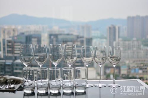 品酒容器PK赛——玻璃酒杯VS塑料杯