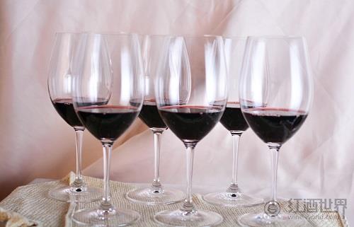 红白葡萄酒分说适宜在哪些场所饮用？