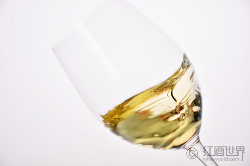 用白葡萄酒也能去除了红酒渍？