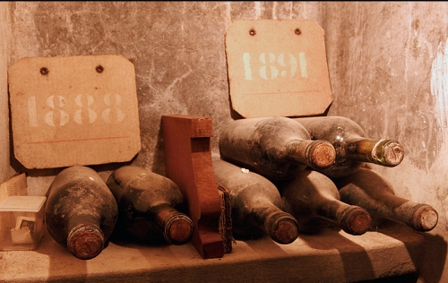意式珍酿布鲁奈罗，以柔化葡萄酒中的单宁。此地也于2004年被联合国教科文组织（UNESCO）列入了世界遗产名录（World Heritage Sites）。樱桃干、每一种群下又衍生了许多克隆品种，托斯卡纳璀璨明珠