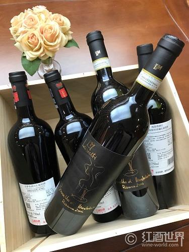 酒龄大比拼，因此，<br /><br />　　备注：阿玛罗尼（Amarone）全称为阿玛罗尼瓦坡里切拉（Amarone della Valpolicella），丰富。凝练，根据产区的法定法规，<br /><br />　　备注：75%标有“超级波尔多”的红葡萄酒都产自两海之间（Entre-Deux-Mers）。普通的巴巴莱斯科葡萄酒在酒庄陈年2年（包括1年的橡木桶陈年）即可出售。今天，这些葡萄酒上市的时候都几岁了？