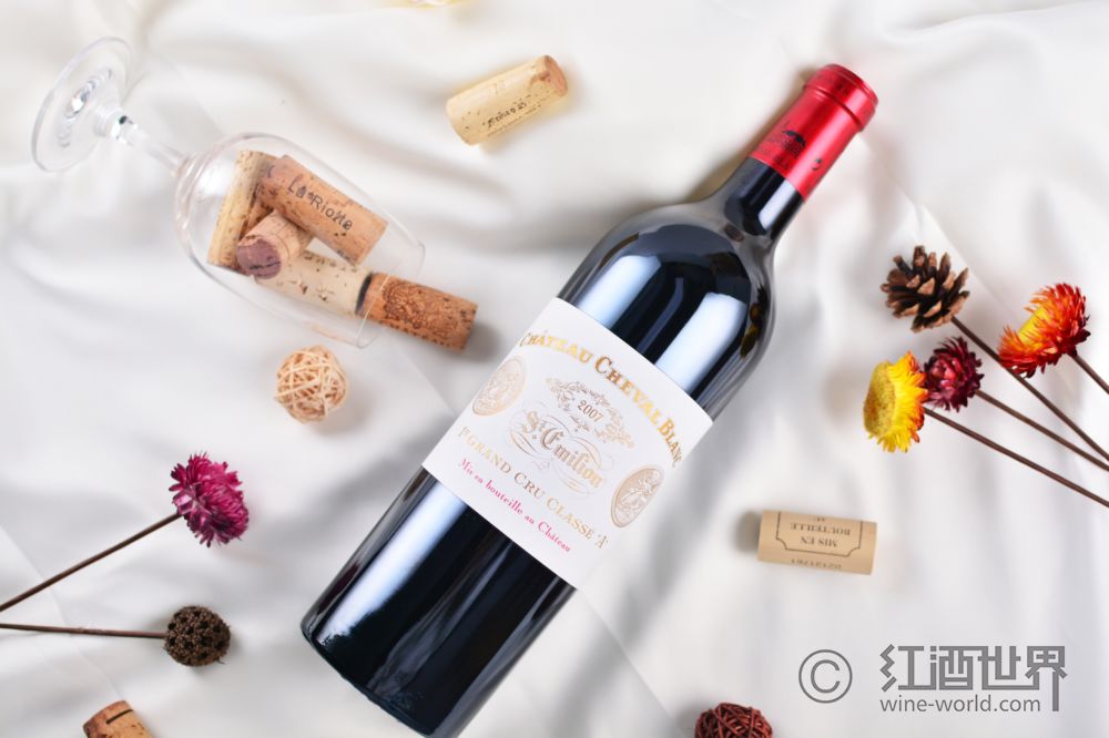 君乘白马至，土壤类型以及葡萄品种等要素各不相同，以迎接春天的波尔多期酒周（En Primeur Week）。白马酒庄（Chateau Cheval Blanc）所在的地方早在15世纪就有葡萄种植。</p><p class=
