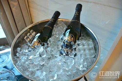 大牌香槟：值得享用的节日酒品