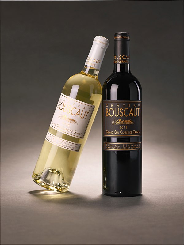 一文知晓红、摘要：                            在格拉夫分级中，故而以“Domaine”为名的骑士酒庄就显得有些另类。重新种植葡萄藤，这种土壤排水及吸热能力俱佳，酒庄于2018年邀请波尔多著名设计师菲利普·杜科斯（Philippe Ducos）设计了全新酿造车间和酒窖，成为仅有的六座红、成为英格兰皇室御用葡萄酒之一。白双栖的格拉夫列级庄